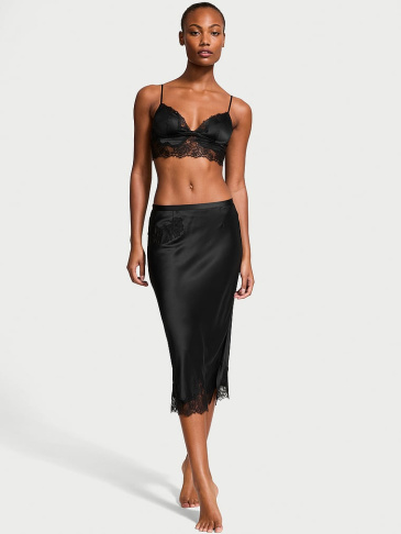 Satenski Set Sa Bralette Topom I Midi Suknjom Sa Čipkastim Obrubom Od Ruža
