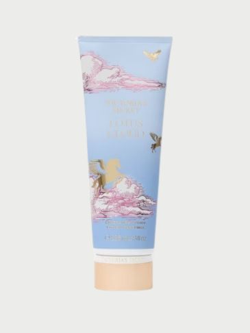 Victoria's Secret losioni za telo na svetloj pozadini.