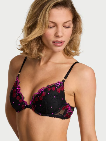 Victoria's Secret blago postavljeni grudnjak na svetloj pozadini.