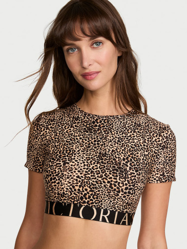 Victoria's Secret T-shirt grudnjak na svetloj pozadini.