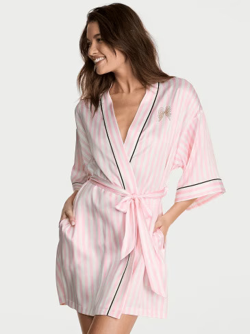 Victoria's Secret bademantili na svetloj pozadini.