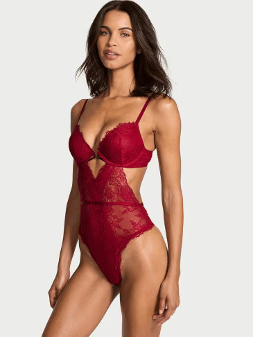 Victoria's Secret bodiji na svetloj pozadini.