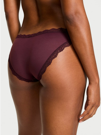 Victoria's Secret bikini gaćice na svetloj pozadini.