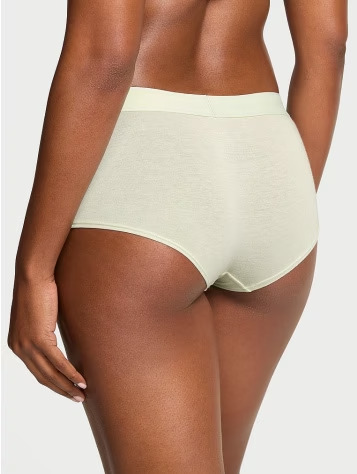 Victoria's Secret boyshorts gaćice na svetloj pozadini.