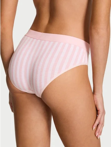 Victoria's Secret duboke gaćice na svetloj pozadini.