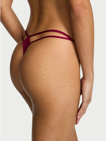 Victoria's Secret tanga gaćice na svetloj pozadini.