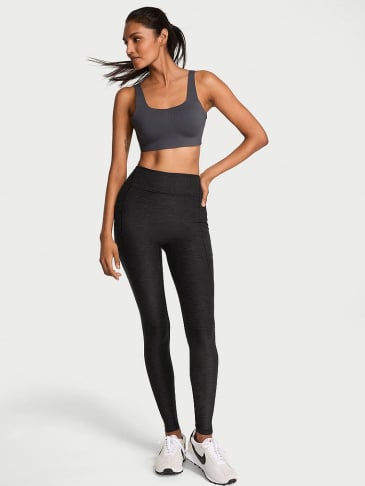 Victoria's Secret helanke na svetloj pozadini.