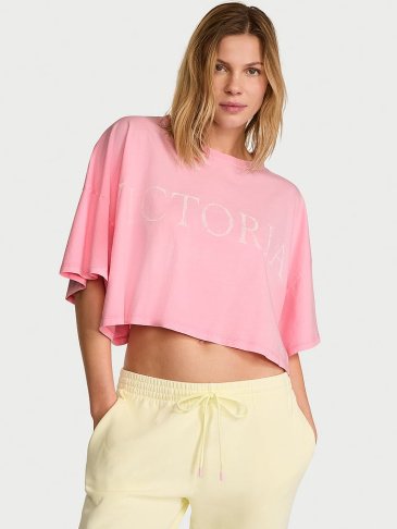 Victoria's Secret majice i topići na svetloj pozadini.