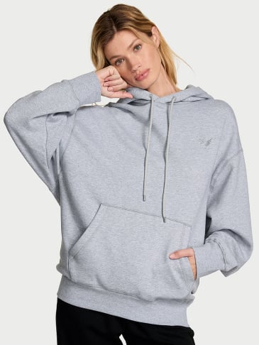Victoria's Secret dukserice na svetloj pozadini.